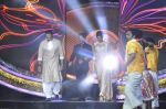 Shahrukh Khan and Deepika Padukone on the sets of Indian Idol Junior in Filmcity, Mumbai on 28th July 2013 (25).JPG