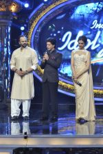 Shahrukh Khan and Deepika Padukone on the sets of Indian Idol Junior in Filmcity, Mumbai on 28th July 2013 (38).JPG