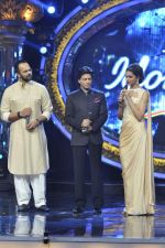 Shahrukh Khan and Deepika Padukone on the sets of Indian Idol Junior in Filmcity, Mumbai on 28th July 2013 (41).JPG
