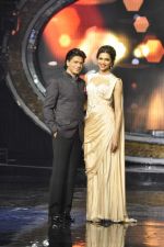 Shahrukh Khan and Deepika Padukone on the sets of Indian Idol Junior in Filmcity, Mumbai on 28th July 2013 (70).JPG