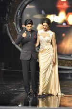 Shahrukh Khan and Deepika Padukone on the sets of Indian Idol Junior in Filmcity, Mumbai on 28th July 2013 (74).JPG