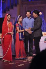 Shahrukh Khan on the sets of Diya aur Baati in Filmcity, Mumbai on 28th July 2013 (23).JPG