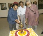 Dinesh Hingoo inaugurated the painting exhibition Artist Aku Jha on 30th July 2013 (2).jpg