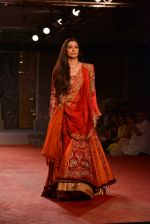 Tabu walks for Anju Modi at PCJ Delhi Couture Week day 1 on 31st July 2013 (61).JPG