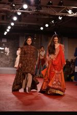 Tabu walks for Anju Modi at PCJ Delhi Couture Week day 1 on 31st July 2013 (73).JPG
