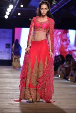 Model walk the ramp for Monisha Jaising showcases on day 2 at PCJ Delhi Couture Week on 1st Aug 2013 (102).JPG