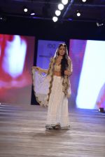 Model walk the ramp for Monisha Jaising showcases on day 2 at PCJ Delhi Couture Week on 1st Aug 2013 (105).JPG