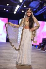 Model walk the ramp for Monisha Jaising showcases on day 2 at PCJ Delhi Couture Week on 1st Aug 2013 (111).JPG