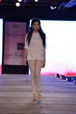 Model walk the ramp for Monisha Jaising showcases on day 2 at PCJ Delhi Couture Week on 1st Aug 2013 (15).JPG