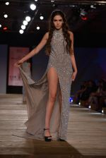 Model walk the ramp for Monisha Jaising showcases on day 2 at PCJ Delhi Couture Week on 1st Aug 2013 (24).JPG