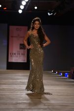 Model walk the ramp for Monisha Jaising showcases on day 2 at PCJ Delhi Couture Week on 1st Aug 2013 (27).JPG