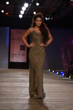 Model walk the ramp for Monisha Jaising showcases on day 2 at PCJ Delhi Couture Week on 1st Aug 2013 (28).JPG