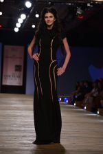 Model walk the ramp for Monisha Jaising showcases on day 2 at PCJ Delhi Couture Week on 1st Aug 2013 (42).JPG