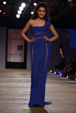 Model walk the ramp for Monisha Jaising showcases on day 2 at PCJ Delhi Couture Week on 1st Aug 2013 (43).JPG