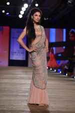 Model walk the ramp for Monisha Jaising showcases on day 2 at PCJ Delhi Couture Week on 1st Aug 2013 (66).JPG