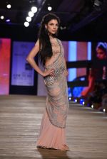 Model walk the ramp for Monisha Jaising showcases on day 2 at PCJ Delhi Couture Week on 1st Aug 2013 (67).JPG