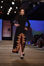 Model walk the ramp for Monisha Jaising showcases on day 2 at PCJ Delhi Couture Week on 1st Aug 2013 (7).JPG