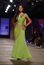 Model walk the ramp for Monisha Jaising showcases on day 2 at PCJ Delhi Couture Week on 1st Aug 2013 (71).JPG
