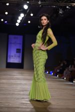 Model walk the ramp for Monisha Jaising showcases on day 2 at PCJ Delhi Couture Week on 1st Aug 2013 (75).JPG