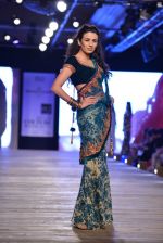 Model walk the ramp for Monisha Jaising showcases on day 2 at PCJ Delhi Couture Week on 1st Aug 2013 (90).JPG