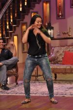 Sonakshi Sinha promote Once upon a time in Mumbai Dobara on the sets of Comedy Nights with Kapil in Filmcity on 1st Aug 2013 (152).JPG