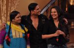 Sonakshi Sinha, Akshay Kumar promote Once upon a time in Mumbai Dobara on the sets of Comedy Nights with Kapil in Filmcity on 1st Aug 2013 (144).JPG