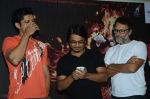 Farhan Akhtar and Rakesh Mehra at Bhaag Milkha Bhaag Game Launch at Reliance Digital in Mumbai on 2nd Aug 2013 (134).JPG