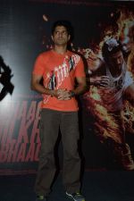 Farhan Akhtar at Bhaag Milkha Bhaag Game Launch at Reliance Digital in Mumbai on 2nd Aug 2013 (111).JPG