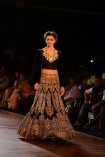 Deepika Padukone walks for Manish Malhotra show at PCJ Delhi Couture Week 2013 on 4th Aug 2013 (278).JPG