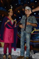 Imran Khan, Sonakshi Sinha on the sets of Indian Idol Junior Eid Special in Mumbai on 4th Aug 2013 (31).JPG