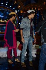 Imran Khan, Sonakshi Sinha on the sets of Indian Idol Junior Eid Special in Mumbai on 4th Aug 2013 (38).JPG