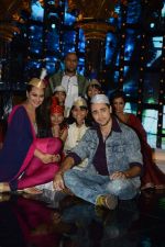 Imran Khan, Sonakshi Sinha on the sets of Indian Idol Junior Eid Special in Mumbai on 4th Aug 2013 (43).JPG