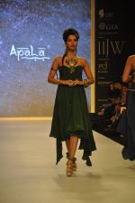 Model walks for Apala by Sumit for IIJW 2013 in  Mumbai on 4th Aug 2013 (42).JPG