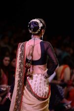 Model walk the ramp for Golecha Jewels on Day 3 of IIJW 2013 on 6th Aug 2013 (20).JPG