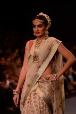 Model walk the ramp for Golecha Jewels on Day 3 of IIJW 2013 on 6th Aug 2013 (6).JPG
