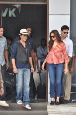 Shahrukh Khan, Deepika Padukone land in Mumbai post Chennai Express promotions on 6th Aug 2013 (19).JPG