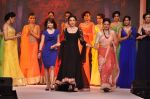 Karisma Kapoor walk the ramp for Kay Jewels on Day 4 of IIJW 2013 on 7th Aug 2013 (82).JPG