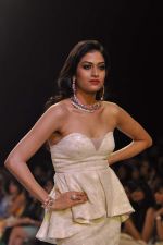 Model walk the ramp for Kashi Jewels on Day 4 of IIJW 2013 on 7th Aug 2013 (12).JPG