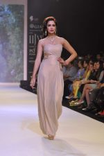 Model walk the ramp for Kashi Jewels on Day 4 of IIJW 2013 on 7th Aug 2013 (13).JPG