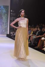 Model walk the ramp for Kashi Jewels on Day 4 of IIJW 2013 on 7th Aug 2013 (14).JPG