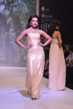 Model walk the ramp for Kashi Jewels on Day 4 of IIJW 2013 on 7th Aug 2013 (20).JPG