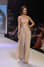 Model walk the ramp for Kashi Jewels on Day 4 of IIJW 2013 on 7th Aug 2013 (27).JPG