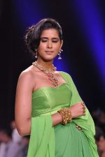 Model walk the ramp for Kay Jewels on Day 4 of IIJW 2013 on 7th Aug 2013 (15).JPG