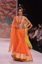 Model walk the ramp for Kay Jewels on Day 4 of IIJW 2013 on 7th Aug 2013 (33).JPG