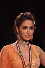 Model walk the ramp for Kay Jewels on Day 4 of IIJW 2013 on 7th Aug 2013 (36).JPG