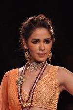 Model walk the ramp for Kay Jewels on Day 4 of IIJW 2013 on 7th Aug 2013 (38).JPG