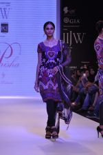 Model walk the ramp for Prisha Jewels on Day 4 of IIJW 2013 on 7th Aug 2013 (6).JPG