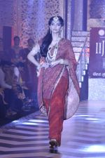Sonam Kapoor walk the ramp at the Grand Finale of IIJW 2013 on 8th Aug 2013 (106).JPG