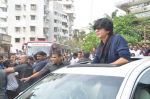 Shahrukh Khan leaves Mannat for Chennai Express promotions in Mumbai on 11th Aug 2013 (14).JPG