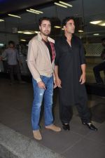 Akshay Kumar and Imran Khan return from Dubai in Mumbai Airport on 12th Aug 2013 (11).JPG